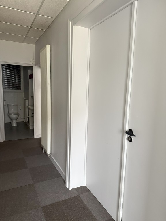 Vue couloir / WC depuis l'entrée